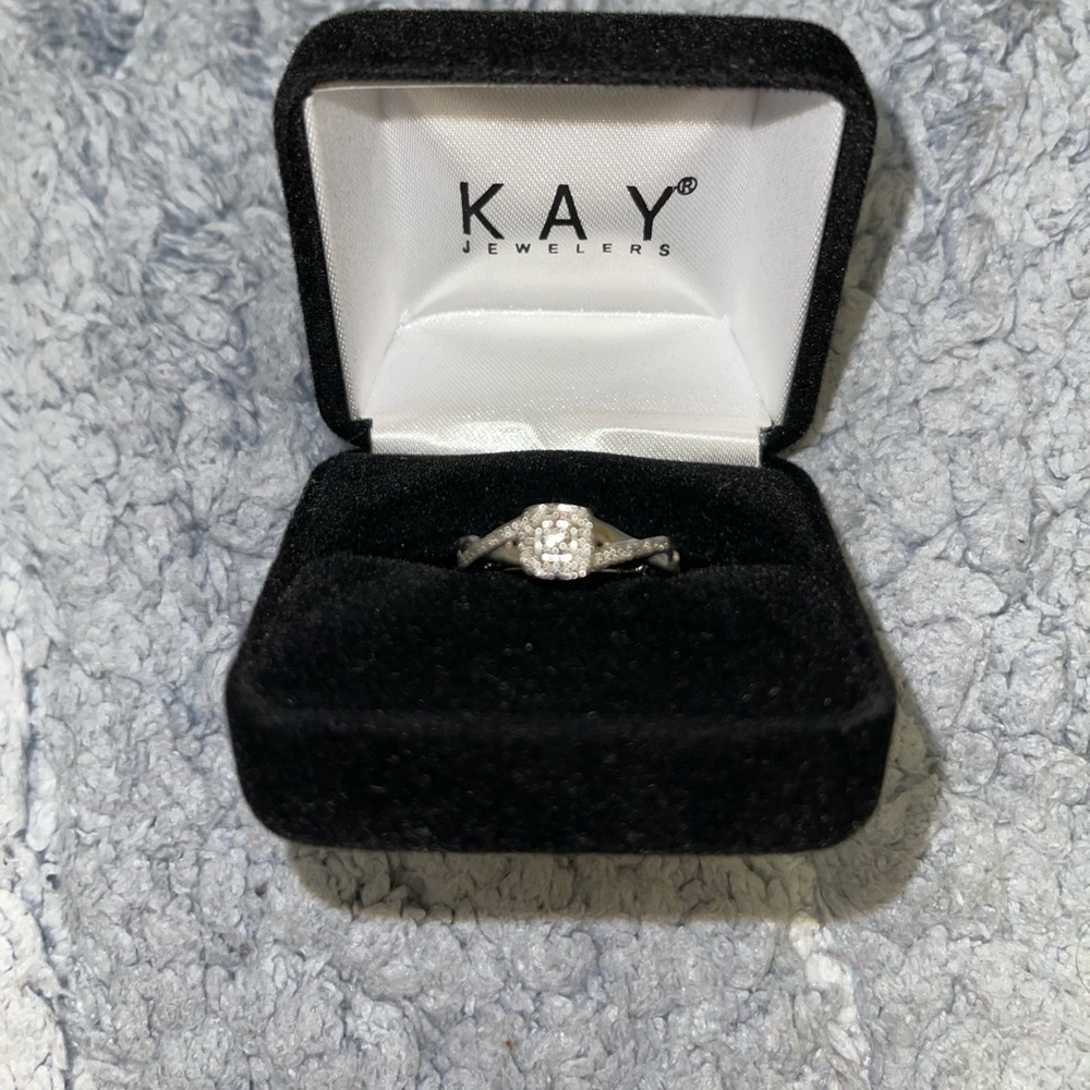 Jewelry - Picture 1 of 3